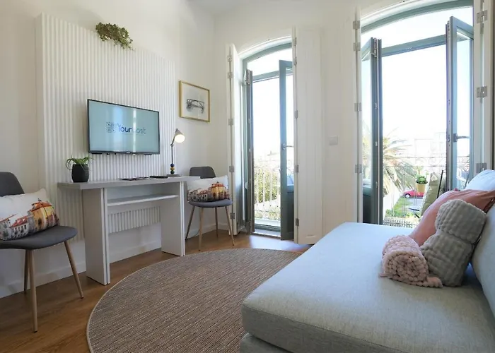 Апартаменты Lovely Balcony Downtown