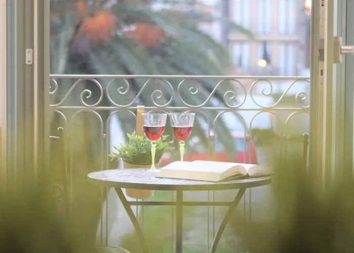 Daire Lovely Balcony Downtown